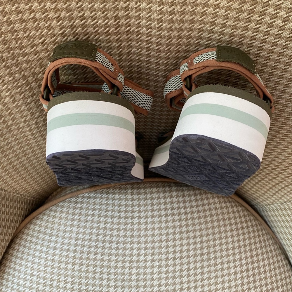 Teva Flatform universal wedge Brown and Olive Sandals. HOST PICK 🎉🎉🎉🎉 - Picture 5 of 9